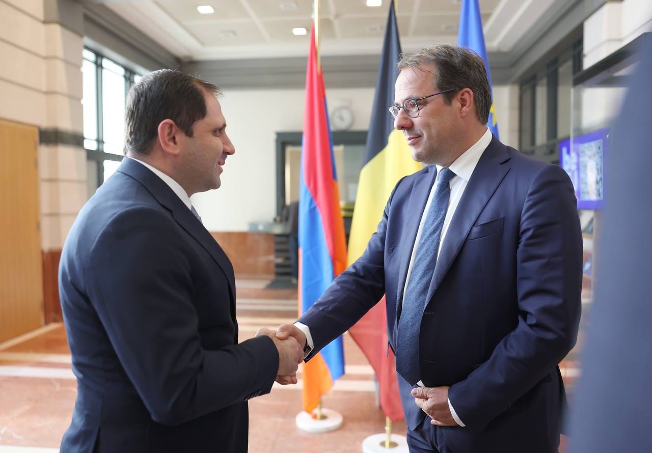 Le ministre arménien de la Défense Suren Papikyan a discuté de la possibilité d’une coopération dans le domaine de la défense avec le vice-Premier ministre de Belgique