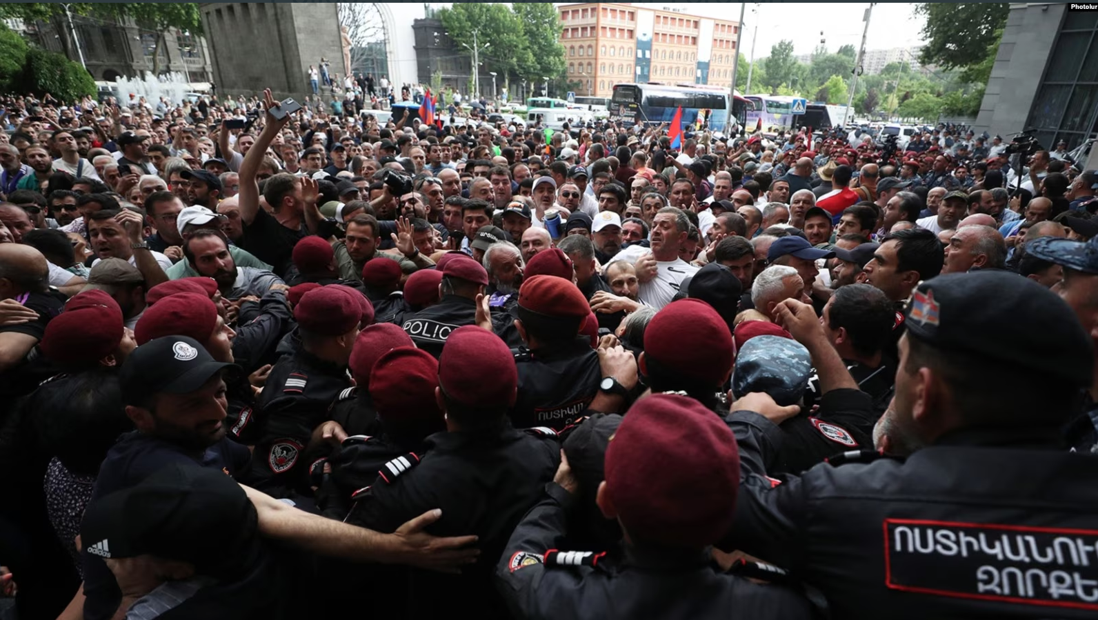 Affrontements entre police et manifestants à Erevan