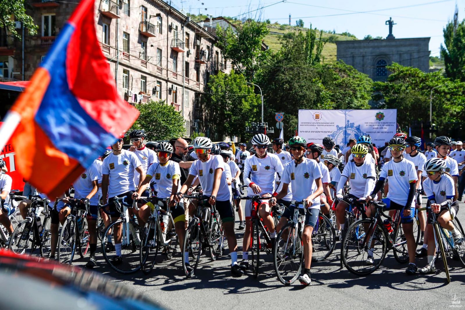 300 cyclistes ont participé au défilé cycliste et au tournoi de cyclisme amateur à Yerevan la capitale de l’Arménie