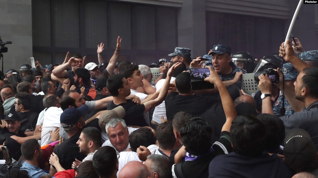 Trois manifestants arrêtés et inculpés