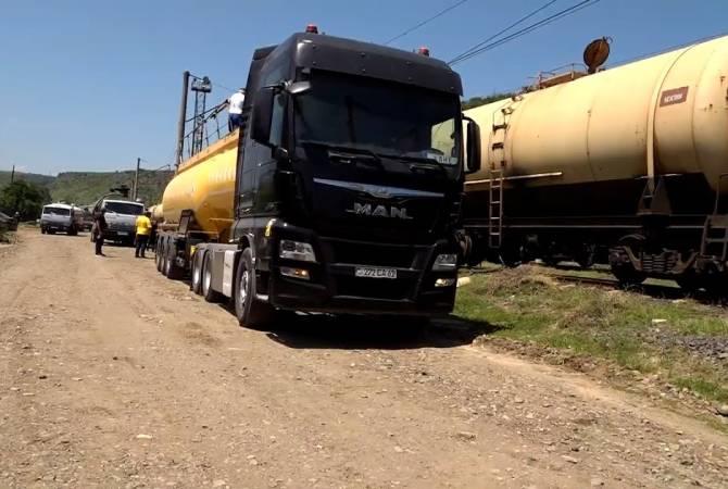 Après les inondations des régions de Lori et Tavouch (Arménie), le premier lot de carburant en provenance de Géorgie est arrivé à la gare d’Ayrum par voie ferrée