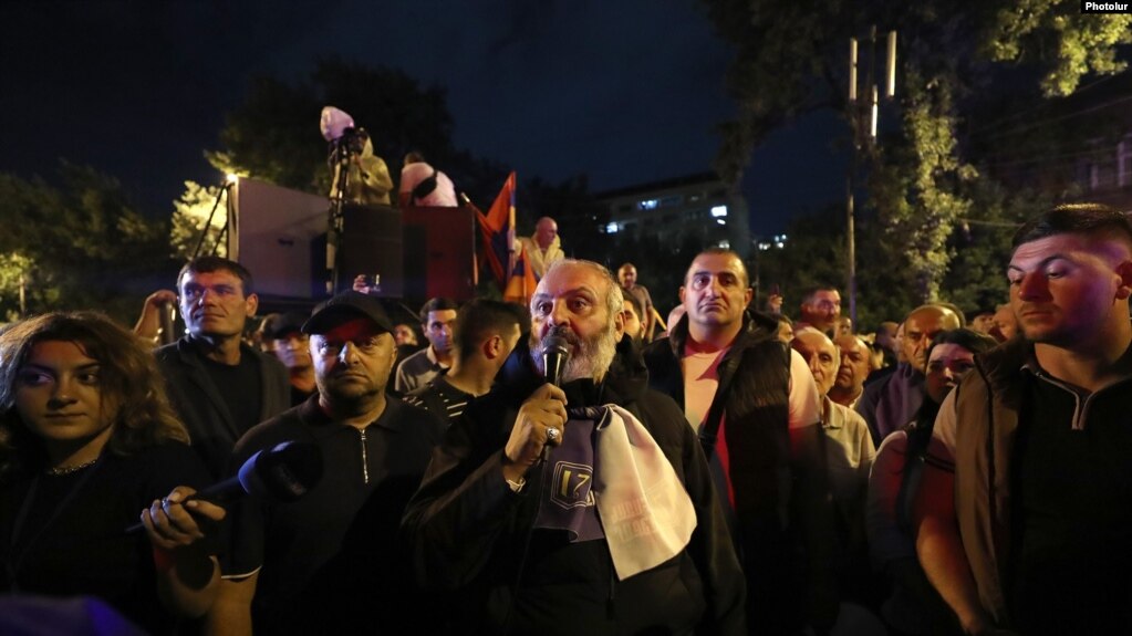 Cette nuit, les manifestants ont tenté de s’approcher du Parlement