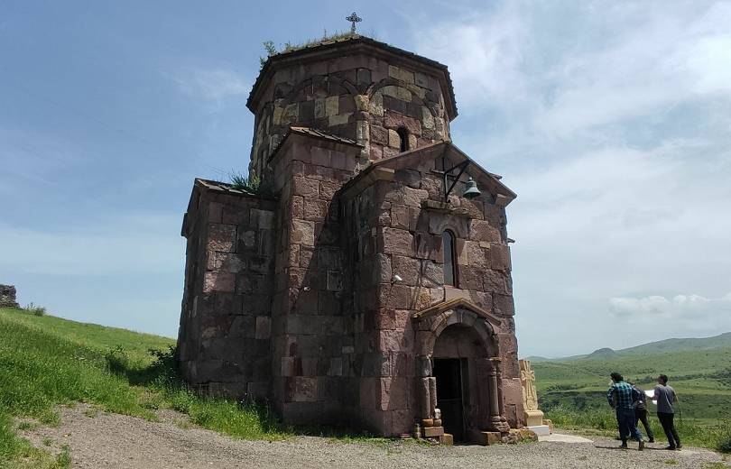 L’église Sourp Astsvatsatsin (Sainte-Vierge) datant du VIIe siècle de Voskepar a été observée par des spécialistes, elle avait été rénovée pour la dernière fois il y a 47 ans