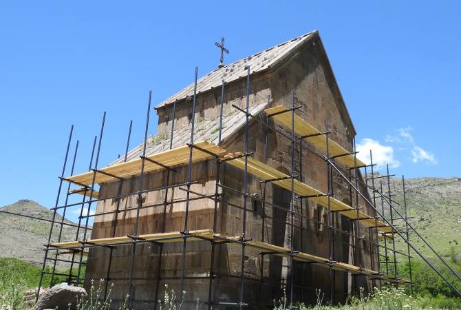 L’église Zorats de Yeghegis datant du XIVe siècle, dans la région de Vayots Dzor, est en restauration