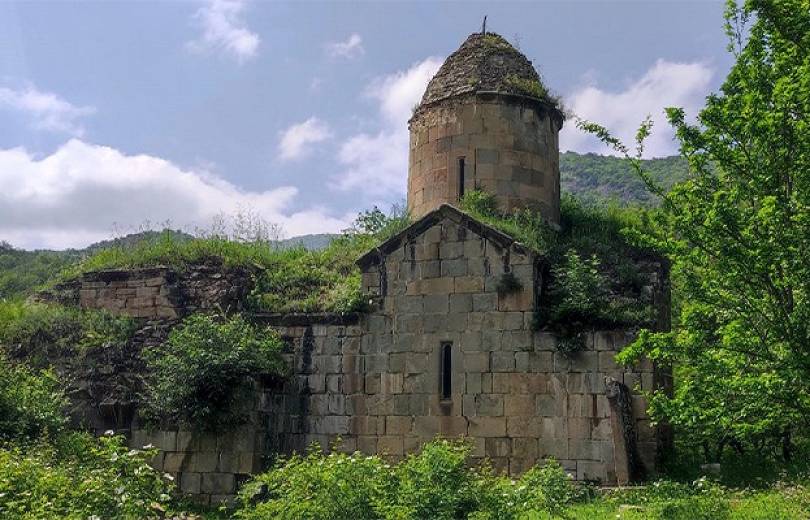 L’église de la Sainte-Trinité (Sourp Yerortoutioun) du village frontalier de Kirants sera restaurée, le clocher-rotonde sera installé