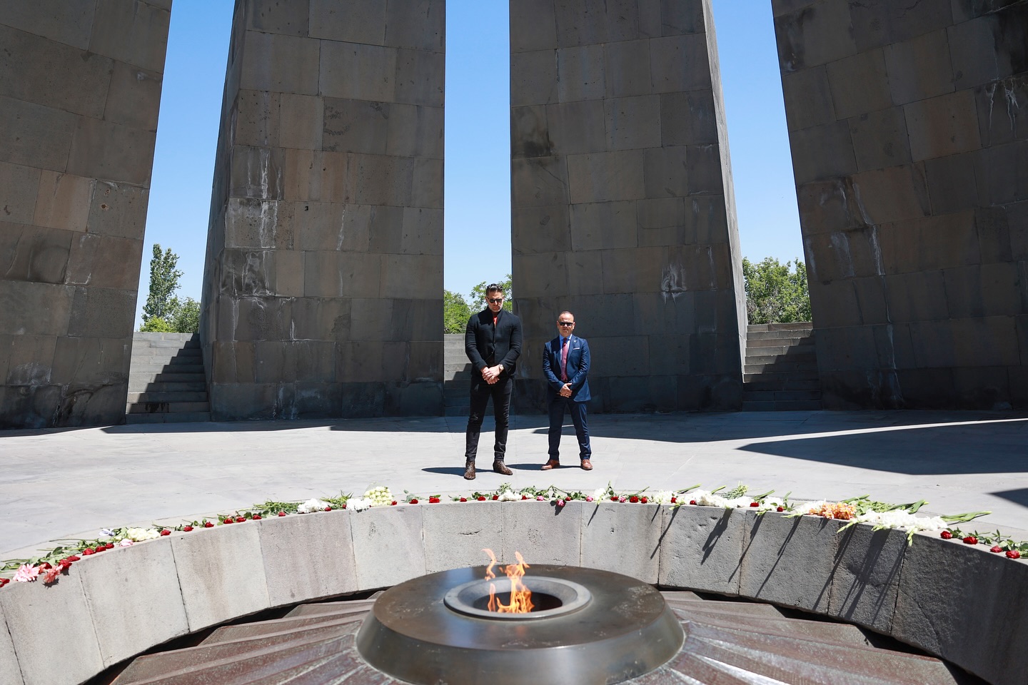 L’acteur hollywoodien Joe Manga dont l’arrère-grand-mère est arménienne a visité le mémorial du génocide à Yerevan