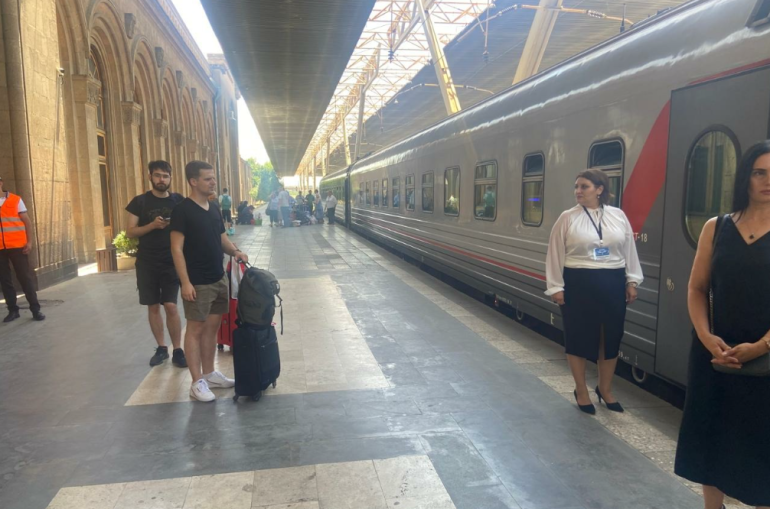 Le premier train Yerevan-Batoumi-Yerevan de cette année est parti