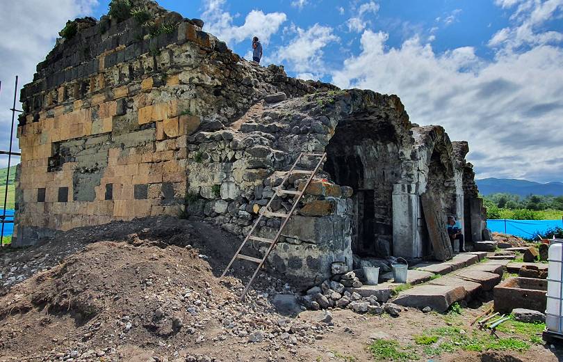 Les travaux de restauration de l’église du fort de Lori Berd village de la région de Lori au nord de l’Arménie ont commencé