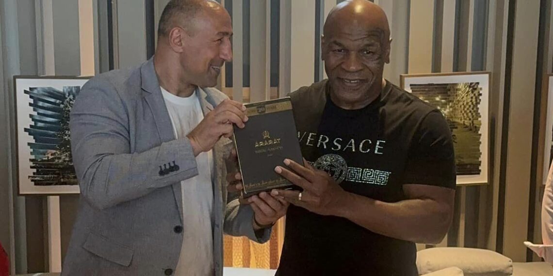 Arthur Abraham a offert une bouteille de brandy arménien « Ararat » à Mike Tyson