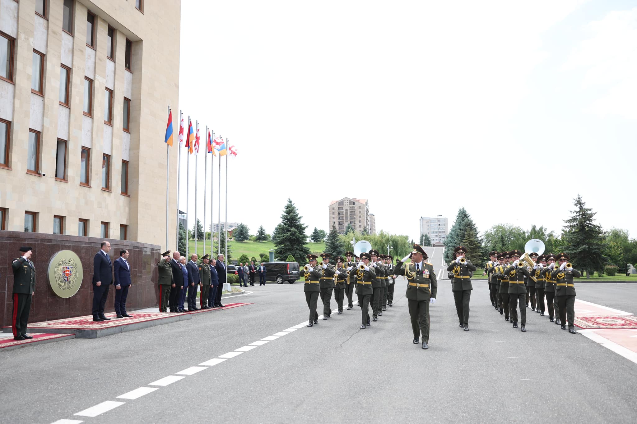 Le ministre géorgien de la Défense Irakli Chikovani est en Arménie, il a rencontré son homologue arménien et déposé une gerbe au mémorial du génocide