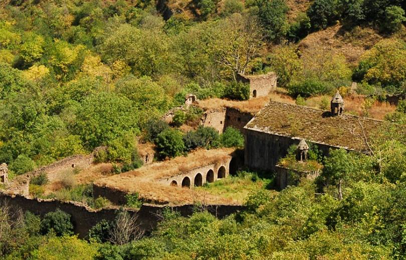 La France participe au projet de restauration du complexe monastique du Grand Désert de Tatev dans la région de Syunik au sud de l’Arménie