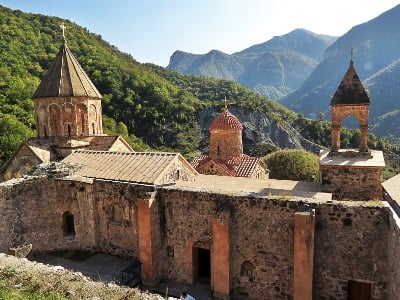 Question à L’Osservatore Romano : Pourquoi n’y a-t-il pas d’inscriptions albanaises mais arméniennes sur les églises des XIe et XIIe siècles en Artsakh ?