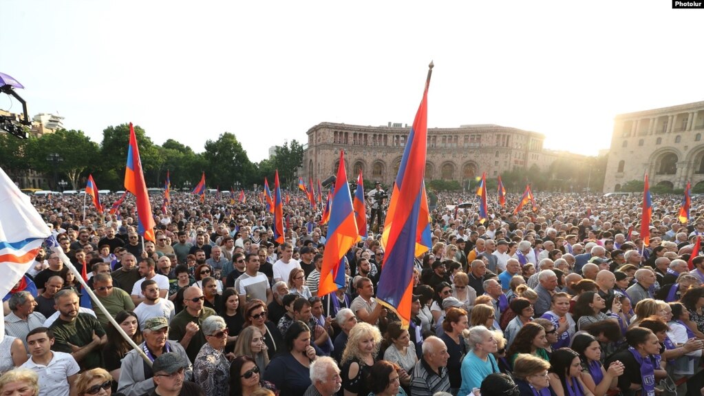 La télévision d’État accusée d’avoir couvert les manifestations anti-Pachinian de manière contraire à l’éthique