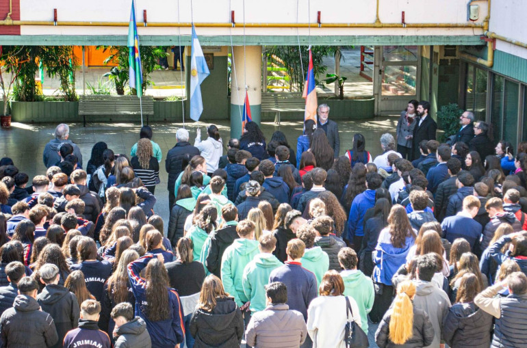 Luis Moreno Ocampo a rencontré des étudiants du Collège arménien Khrimian Hayrik à Buenos Aires