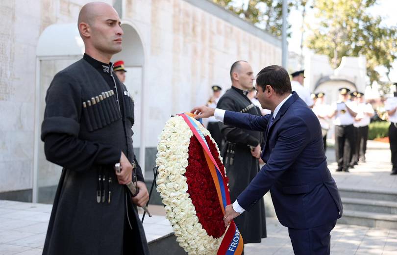 En Géorgie, Suren Papikyan le ministre de la Défense d’Arménie a visité la Place des Héros et a déposé une gerbe de fleurs au mémorial