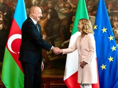 Giorgia Meloni, la Première ministre d’Italie recevant Aliev à Rome a plaidé pour l’établissement d’une paix stable entre l’Arménie et l’Azerbaïdjan