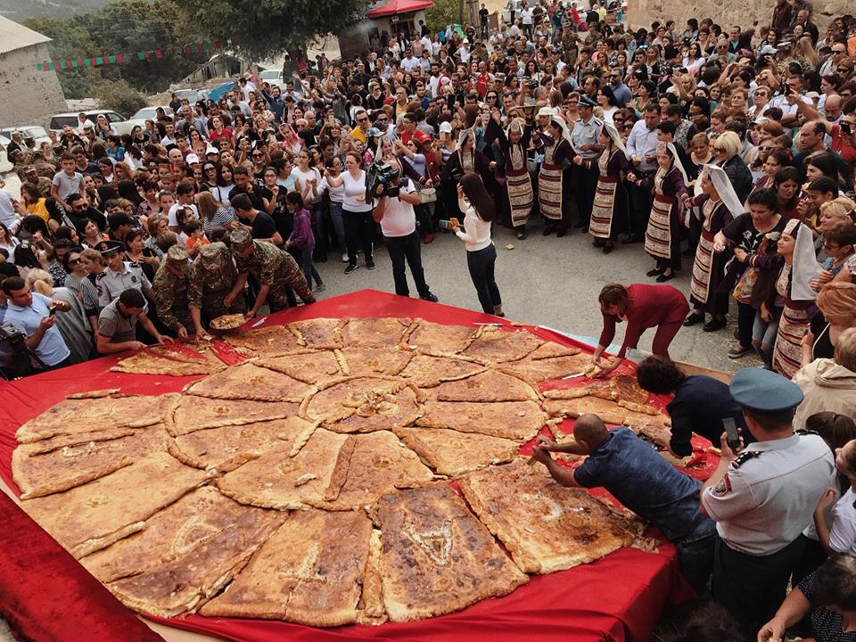 Le jour de l’Indépendance de l’Arménie, le plus grand gata d’Arménie, d’un diamètre de 4 mètres, sera cuit dans le village frontalier de Khachik