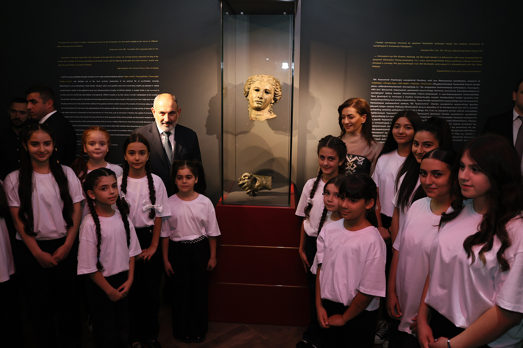 Le Premier Ministre arménien était présent en compagnie de son épouse pour voir la déesse Anahit à l’exposition internationale au Musée d’histoire d’Arménie