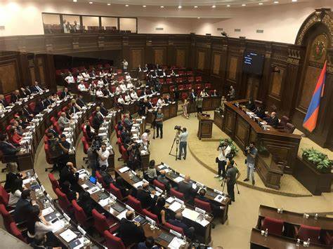 L’opposition arménienne défend la Déclaration d’indépendance de 1990 sur les bancs de l’Assemblée nationale