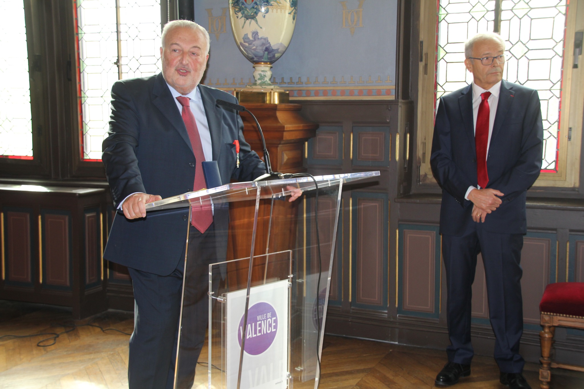 Jean-Pierre Sakoun, décoré en Mairie de Valence de l’ordre national de la Légion d’Honneur