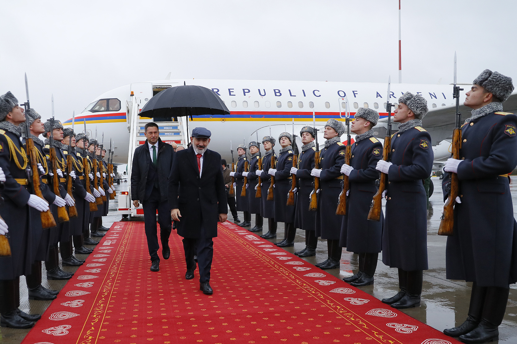 Nikol Pachinian est arrivé à Kazan et a gouté le célèbre chak-chak tatar à l’aéroport