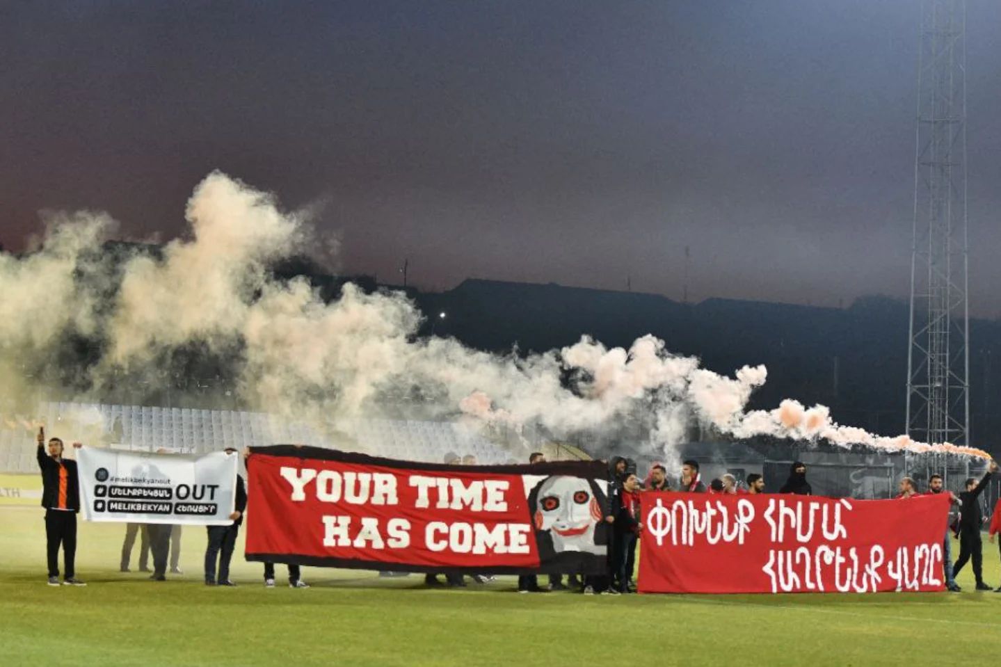 Les fans du football arménien, le FAF a remercié « Pyunik » et « Urartu » pour leur soutien à la démission de la direction de la Fédération arménienne de football