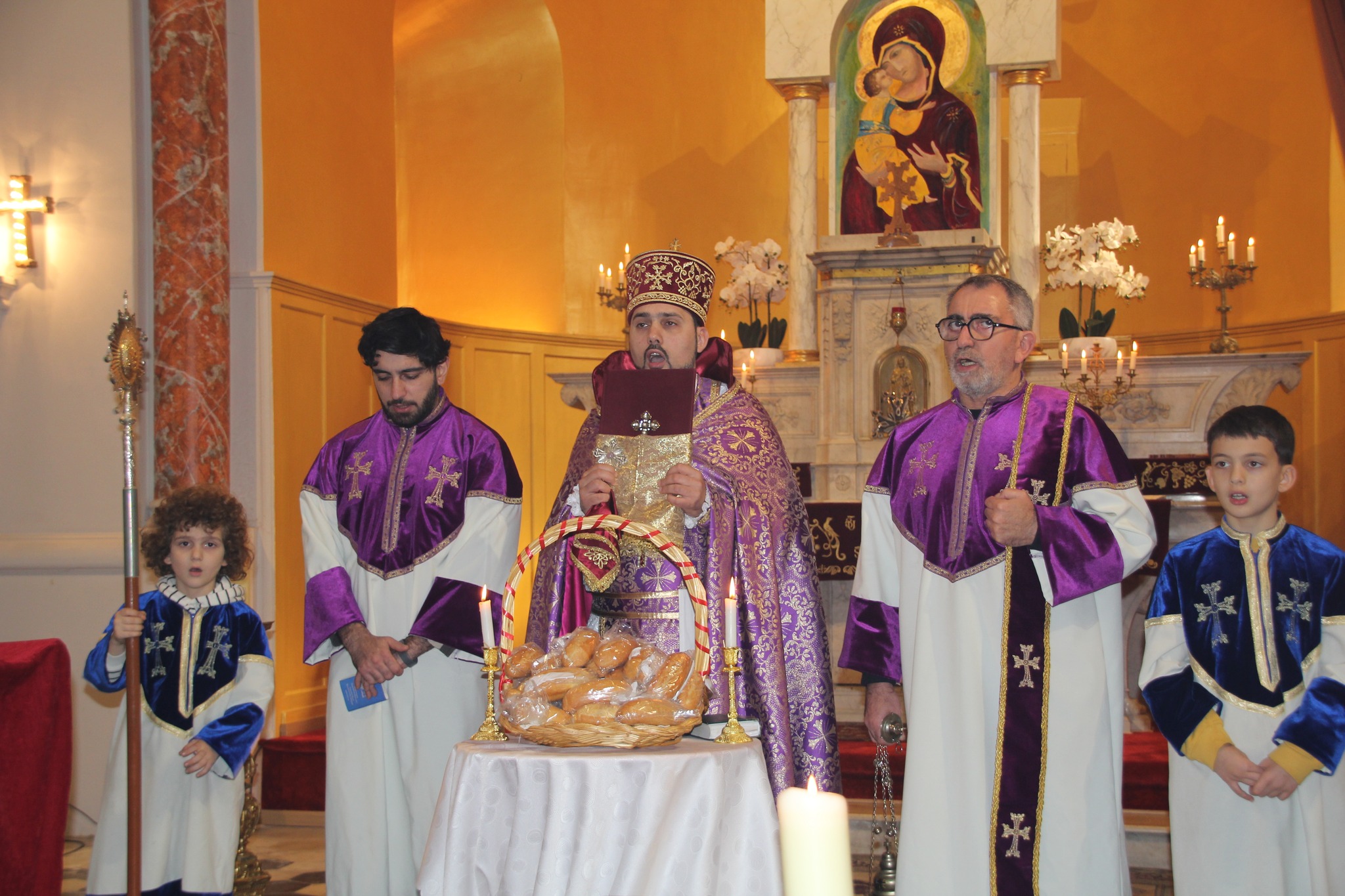 Lors de la messe en l’église arménienne Saint-Nicolas de Romans, une prière fut réalisée pour la libération des Arméniens illégalement détenus en Azerbaïdjan