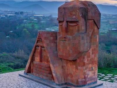 Le monument « Nous sommes nos montagnes » de Stepanakert a été vandalisé selon Monument Watch