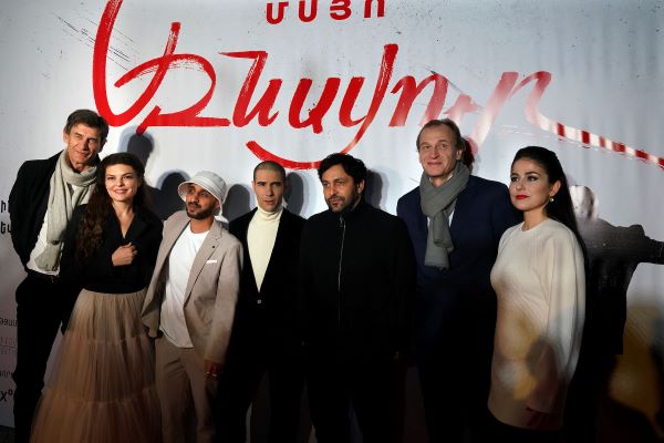 Le film « Monsieur Aznavour » avec doublage en arménien a été projeté hier à Yerevan en présence de Nicolas, Katia et Kristina Aznavour et l’acteur Tahar Rahim