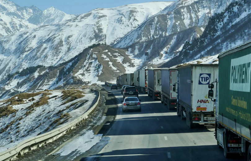 670 camions arméniens restent bloqués au passage douanier du Haut Lars entre la Géorgie et la Russie