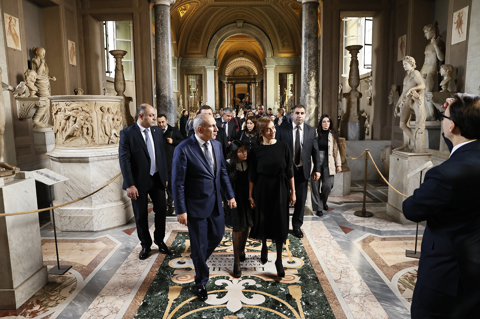 La visite du Premier ministre arménien Nikol Pachinian avec Anna Hakobyan ont visité les Musées du Vatican et la Cathédrale Saint-Pierre de Rome