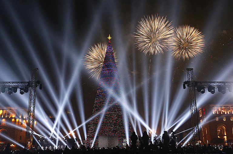 Les lumières du principal arbre de Noël de la Place de la République à Yerevan seront allumées le 8 décembre