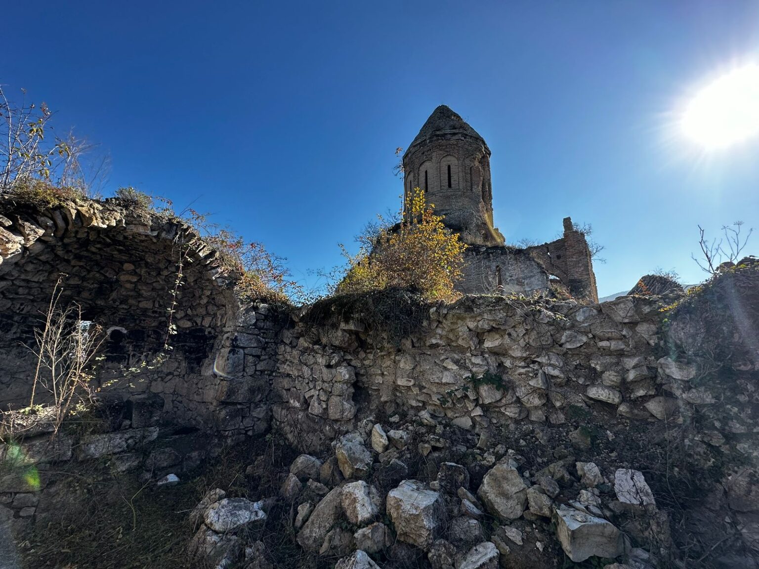 Le complexe monastique de Srvegh et l’église de la Sainte-Trinité de Kirants dans la région de Tavouch sont en cours de restauration grâce aux fonds de l’État