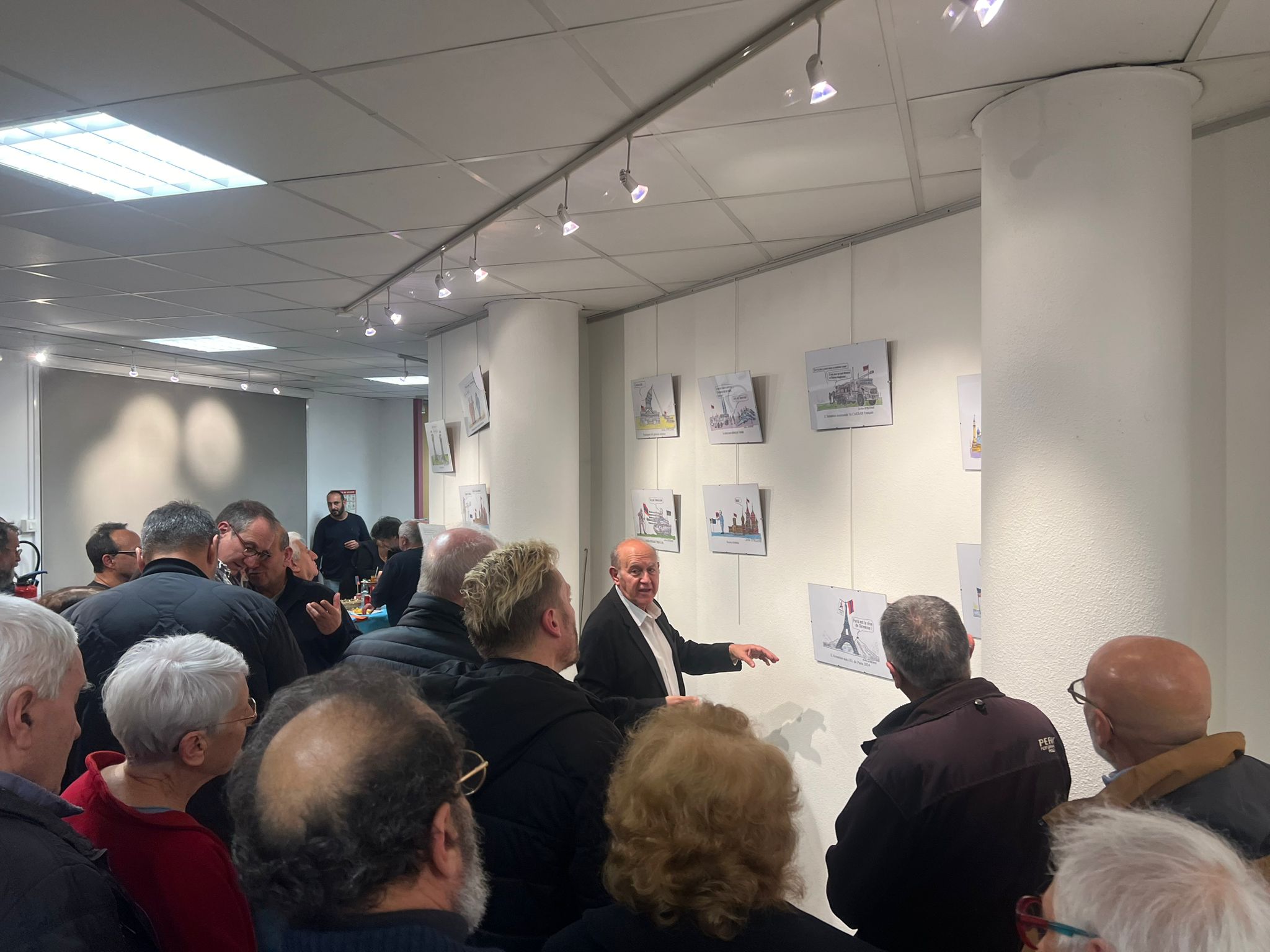 Un large public au vernissage de l’exposition des caricatures de Krikor Amirzayan « Arménie de mon cœur » à Bourg-Lès-Valence