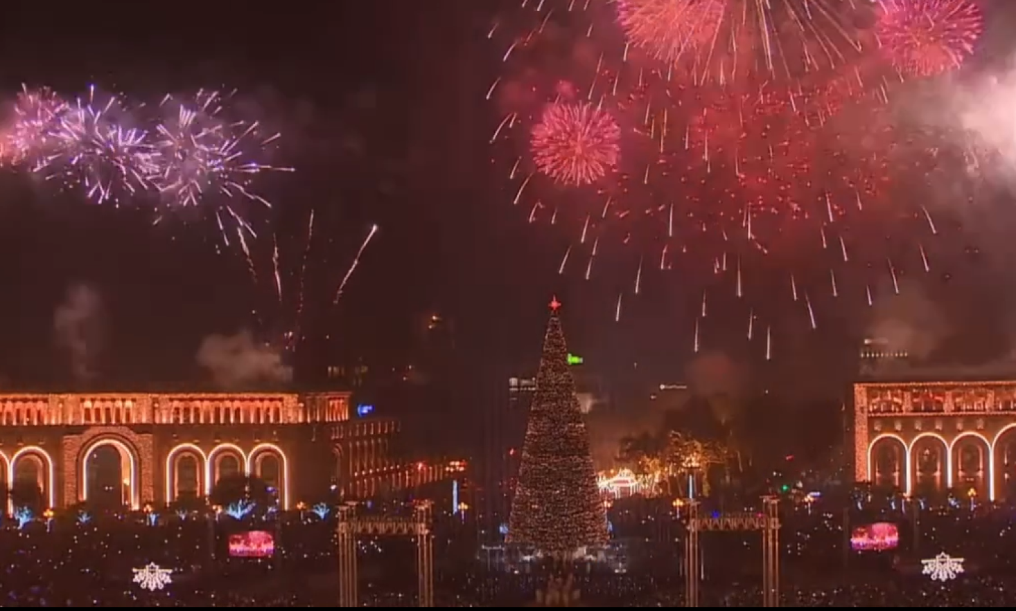 Les lumières de l’arbre de Noël géant de la Place de la République à Yerevan furent allumées ce dimanche soir, suivi d’un concert et d’un feu d’artifice