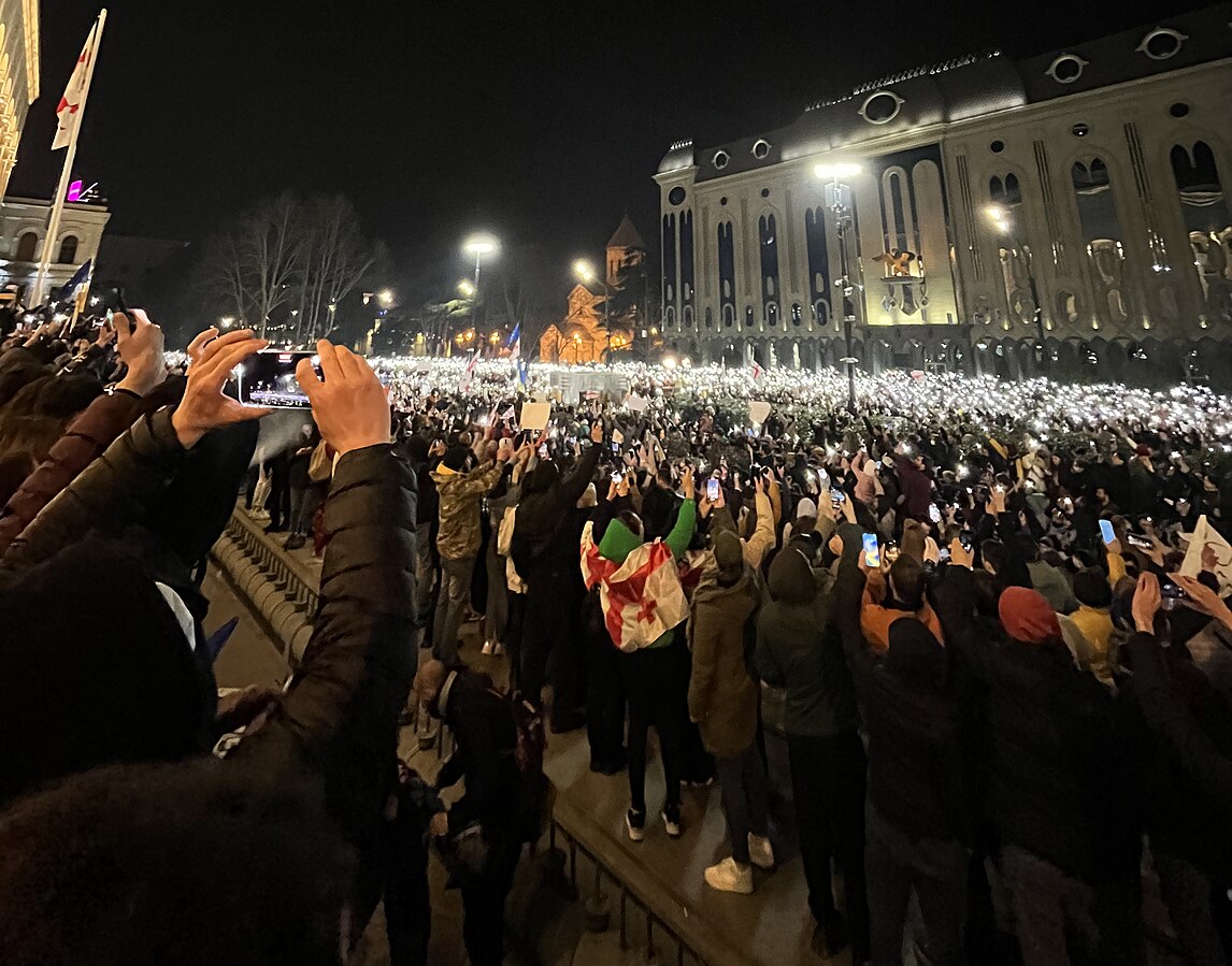 Géorgie: des milliers de manifestants pro-UE devant le parlement pour une 11e nuit de protestations