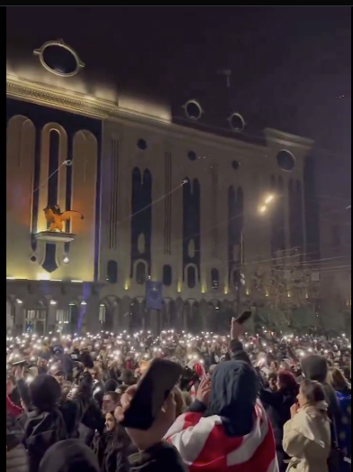  Géorgie: des milliers de manifestants pro-UE pour une 12e nuit de protestations